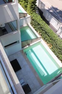 an overhead view of a swimming pool next to a building at Azur Hotel in Athens