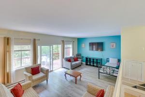 Фотография из галереи Lake George Townhome with Deck 2 Mi to The Outlets! в Лейк-Джордже