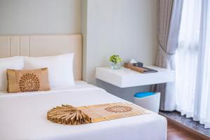 Postel nebo postele na pokoji v ubytování Bridge Lakeside Room For Rent Hanoi