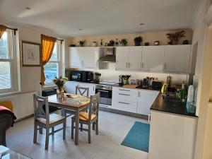 Køkken eller tekøkken på Lovely apartment in Barnes and garage