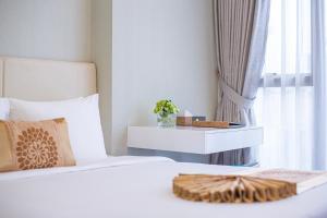 Postel nebo postele na pokoji v ubytování Bridge Lakeside Room For Rent Hanoi