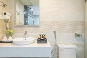Koupelna v ubytování Bridge Lakeside Room For Rent Hanoi