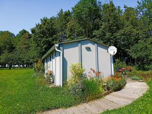 małą szopę na ścieżce w ogrodzie w obiekcie Gîte Nature et détente w mieście Aubréville