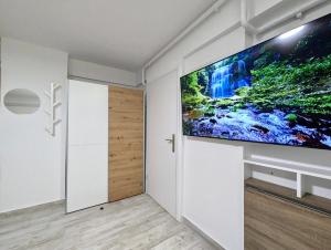 Μια τηλεόραση ή/και κέντρο ψυχαγωγίας στο Four Studios