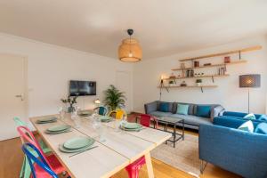 a living room with a table and a couch at Appartement 3 chambres, centre-ville avec parking in Tourcoing