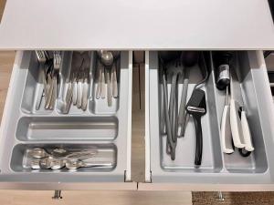 een lade vol keukengerei in een keuken bij Cosy flat with good transport connections and Free parking in Vantaa +16 foto's