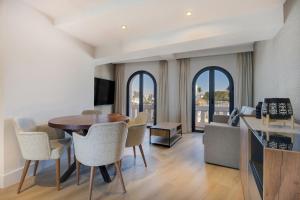 a living room with a table and chairs at Calle Larga 48 golf incluido in Jerez de la Frontera