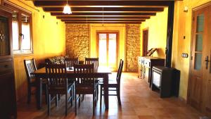 - une salle à manger avec une table et des chaises dans l'établissement Abadia de Cal Bessó, à Alberola