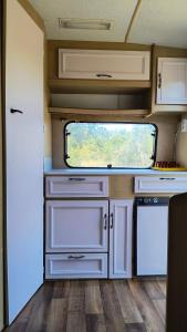 Køkken eller tekøkken på Camping Poiana Stelelor + 15 billeder