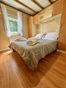 a large bed in a bedroom with a window at Montesquiou-Chalet-5 personnes in Montesquiou