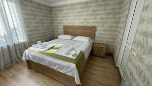 um quarto com uma cama com duas toalhas em Old Village em Vardzia