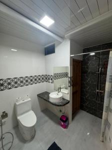 Koupelna v ubytování Rihiveli Residence Thoddoo