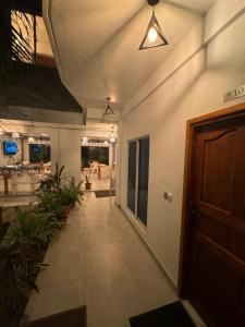 TV a/nebo společenská místnost v ubytování Rihiveli Residence Thoddoo