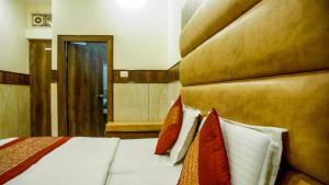 Hotel Raghunath客房内的一张或多张床位