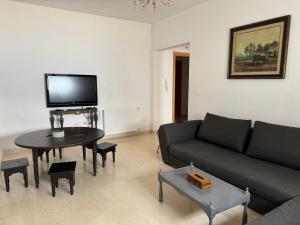 a living room with a couch and a table at Appartement près de l'ENIS in Sfax