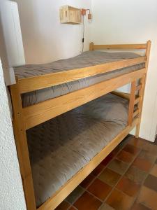 a couple of bunk beds in a room at Studio terrasse plein sud avec coin montagne in Saint-Chaffrey