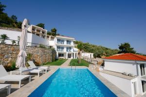 una villa con piscina y una casa en Seahorse Villa, en Limenas