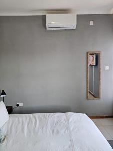 Ein Bett oder Betten in einem Zimmer der Unterkunft Grey Net