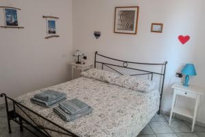 una camera da letto con un letto con due borse sopra di I Ginepri B&B a Portoscuso