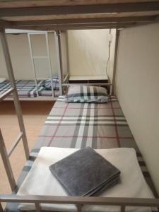 Postel nebo postele na pokoji v ubytování มังกรเลโฮสเทล Mangkonlay Hostel