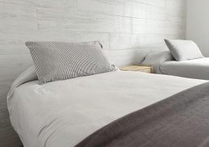 ein Schlafzimmer mit einem Bett und einem Kissen darauf in der Unterkunft Chacra María Ramona in Las Golondrinas