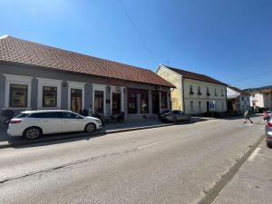 Ein weißes Auto parkte vor einem Gebäude in der Unterkunft Old Lady in Ogulin