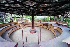 Satya Anantham Eco Retreat - Mystic Hotels餐厅或其他用餐的地方