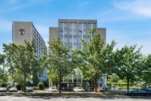 un parcheggio di fronte a un edificio alto di Penthouse 232QM, 12 Personen, Whirlpool, Terrasse, Parkplatz 25min bis Düsseldorf Messe a Mönchengladbach