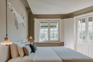 アマランテにあるCasa das Lériasのベッドルーム(大型ベッド1台、窓付)