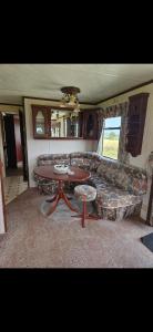 Posezení v ubytování Gwel y mynydd Caravan + 3 fotografie