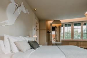 アマランテにあるCasa das Lériasの白い枕が付いた大きな白いベッドのある寝室