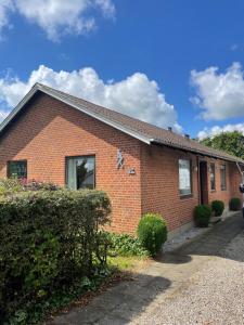 斯凯拜克Nygade 42的一栋砖房，门前停着一辆车