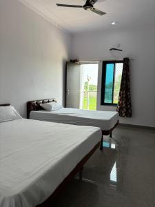 Hotel Raghunath Palace客房内的一张或多张床位
