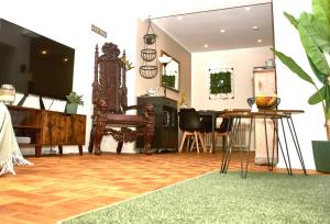 a living room with a piano and a table at Femo - Royal Siegen - königliche Wohnung - separater Eingang - Oberstadt nähe Marienkrankenhaus in Siegen