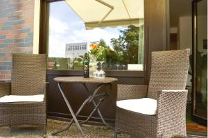 a table and two chairs and a table and a window at Femo - Royal Siegen - königliche Wohnung - separater Eingang - Oberstadt nähe Marienkrankenhaus in Siegen