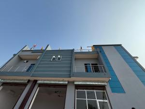 KhātuHotel Raghunath Palace的和阳台的人一起建造的建筑