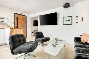 TV a/nebo společenská místnost v ubytování Aviator's Suite