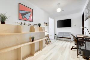 TV a/nebo společenská místnost v ubytování Aviator's Suite