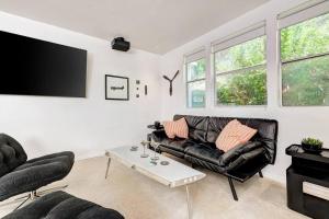 TV a/nebo společenská místnost v ubytování Aviator's Suite