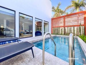 La alberca dentro o cerca de Casa Serendity Beautiful 4Br 4Ba home one block from Malecon