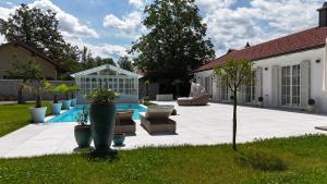 En have udenfor Luxus Bungalow mit Pool im Chiemgau