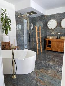 Et badeværelse på Luxus Bungalow mit Pool im Chiemgau