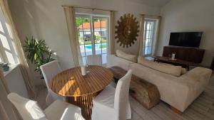 Et tv og/eller underholdning på Luxus Bungalow mit Pool im Chiemgau