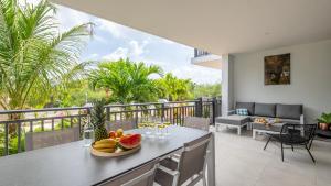 balcone con tavolo e cesto di frutta di Luxe Breeze a Blue Bay