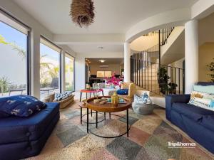 Un lugar para sentarse en Casa Serendity Beautiful 4Br 4Ba home one block from Malecon