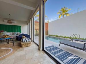 La alberca dentro o cerca de Casa Serendity Beautiful 4Br 4Ba home one block from Malecon