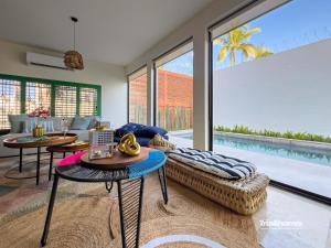 La alberca dentro o cerca de Casa Serendity Beautiful 4Br 4Ba home one block from Malecon