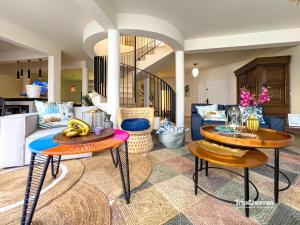 Un lugar para sentarse en Casa Serendity Beautiful 4Br 4Ba home one block from Malecon