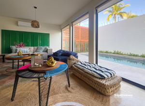 La alberca dentro o cerca de Casa Serendity Beautiful 4Br 4Ba home one block from Malecon