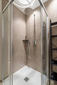 una doccia con una porta in vetro in un bagno di Sole Boutique Hotel a Vipiteno
